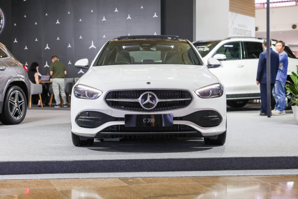 Exterior Front View with Panoramic Sliding Sunroof_2